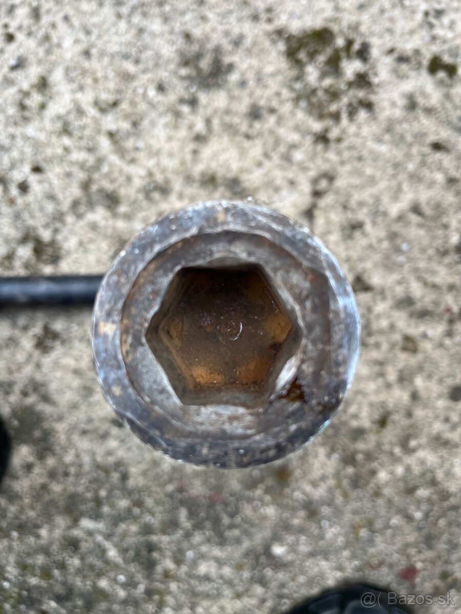 Trhací kľúč, trhák / kľúč na kolesá na vozidlo Ávia - 2