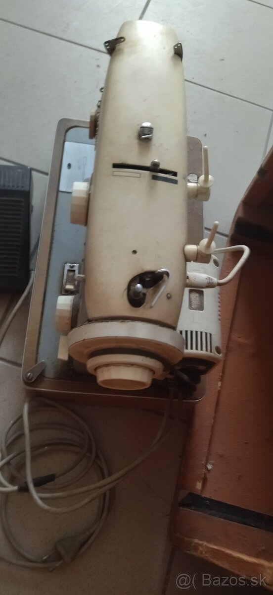 Predám funkčný šijací stroj Newman - 2