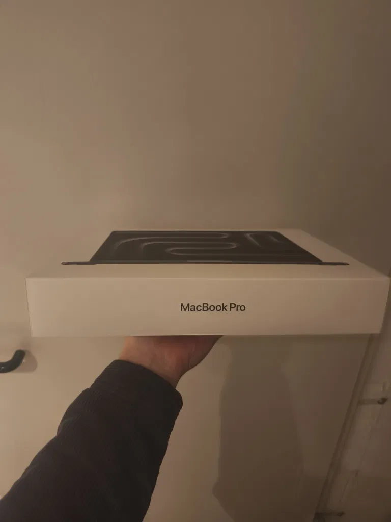MacBook Pro M5 14,2 palce 16 GB RAM 512 SSD NOVÝ - 2