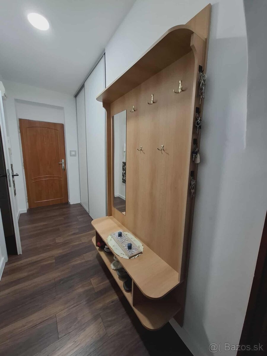 Predám drevenú predsieňovú zostavu - 2