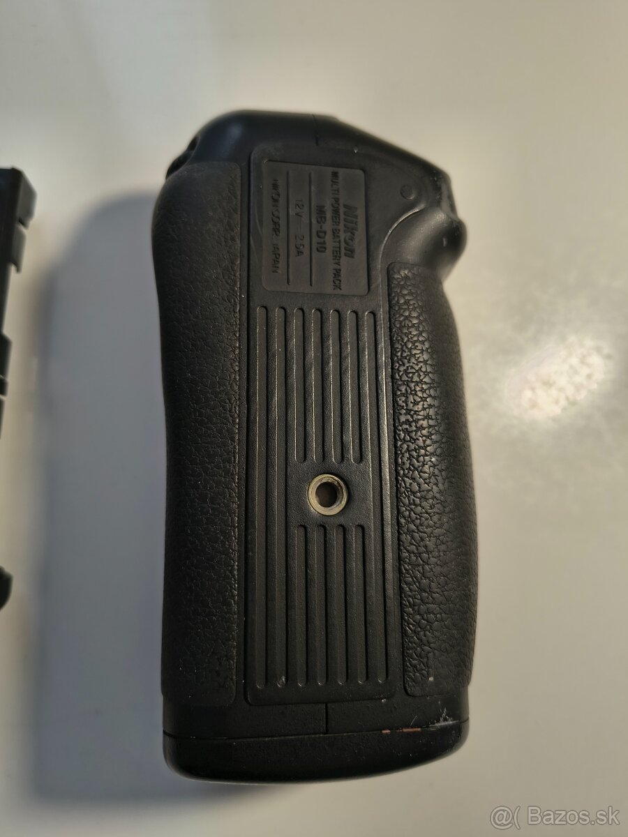 Nikon MB-D10 battery grip - 2