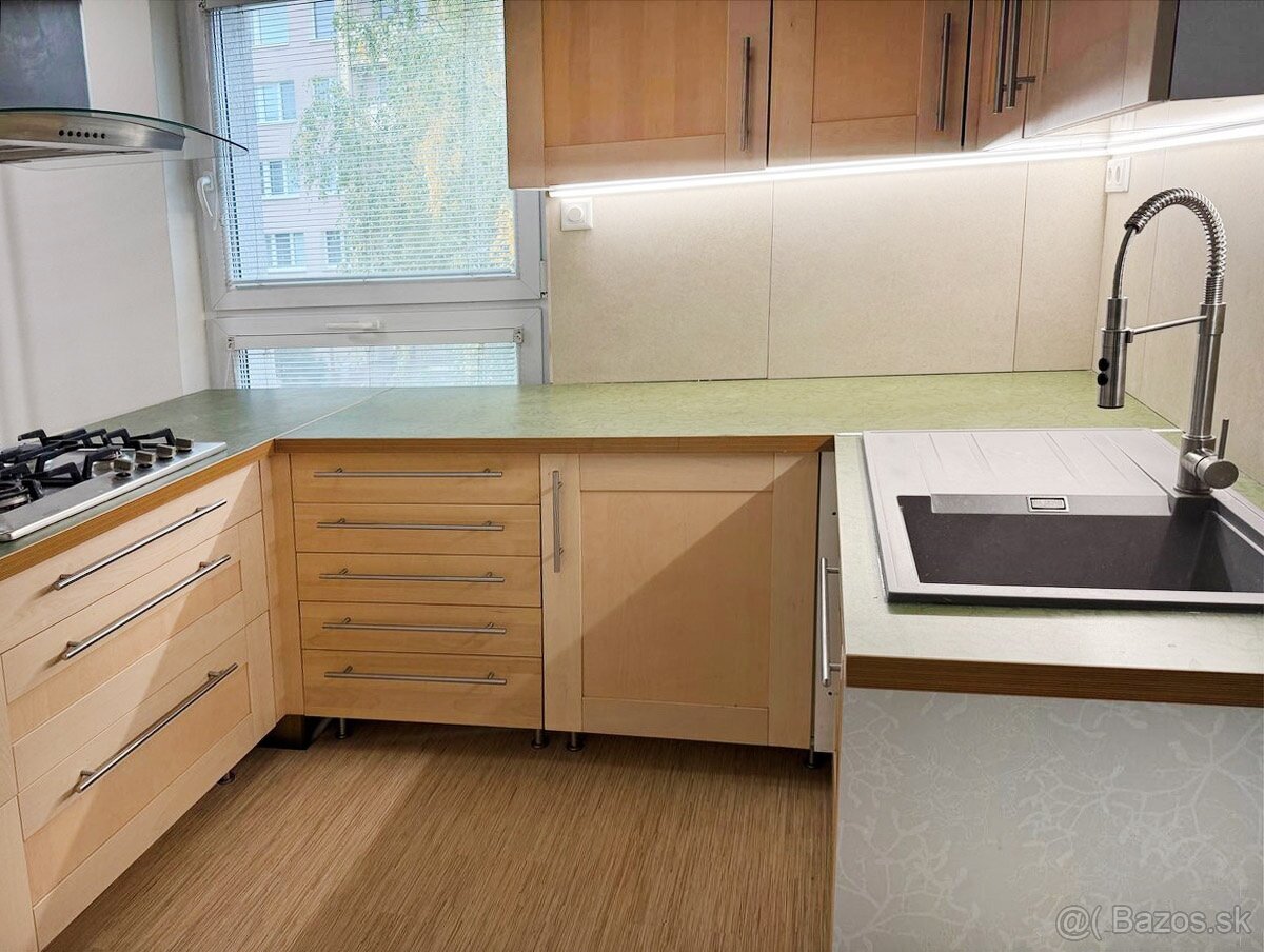 Ponúkame na prenájom priestranný 4-izbový byt na Hronskej ul - 2