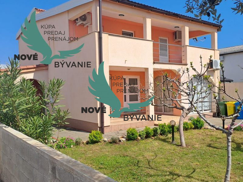 Na predaj dom s 3 apartmánmi len 250m od mora, Chorvátsko - - 2