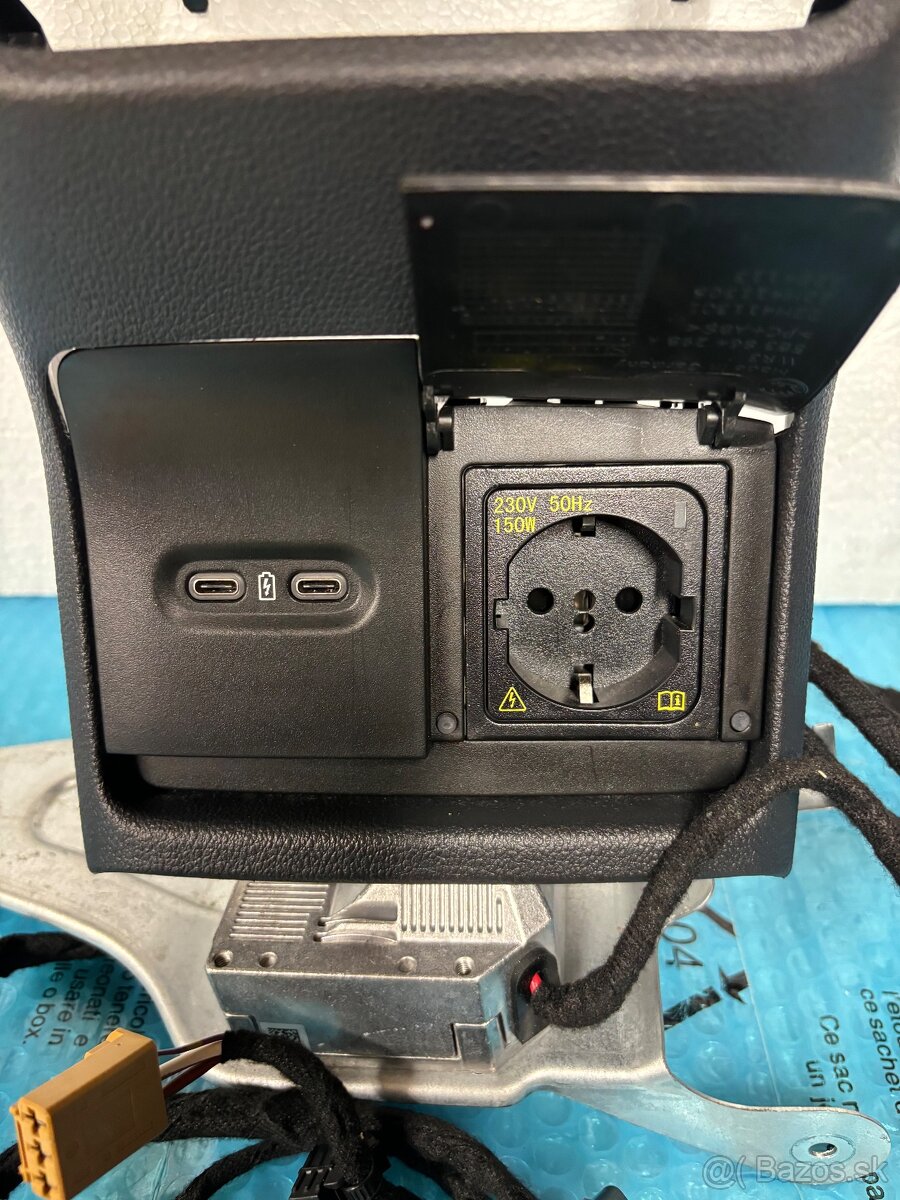 Skoda 230v zasuvka menic - 2