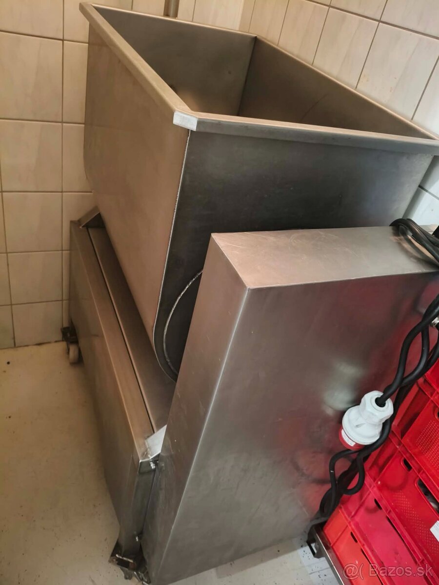 Miešačka mäsa/klobasy. - 2