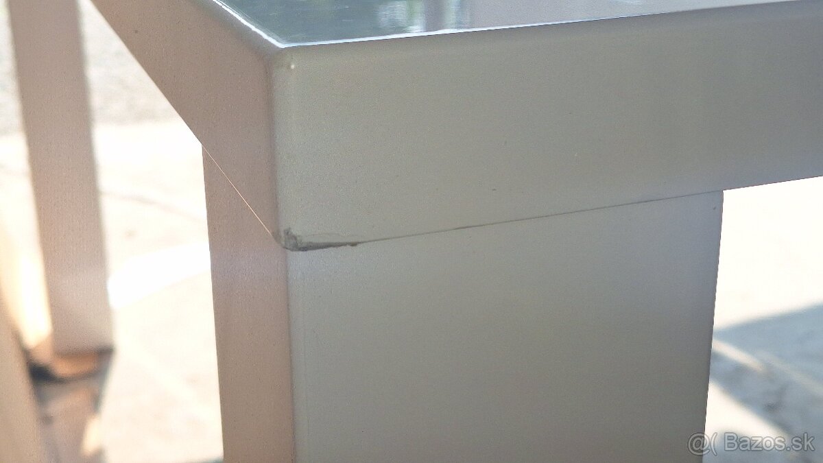 Nový jedálenský stôl - poškodený roh - 2