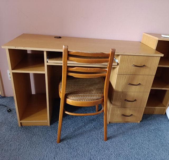 Písací stolík. - 2