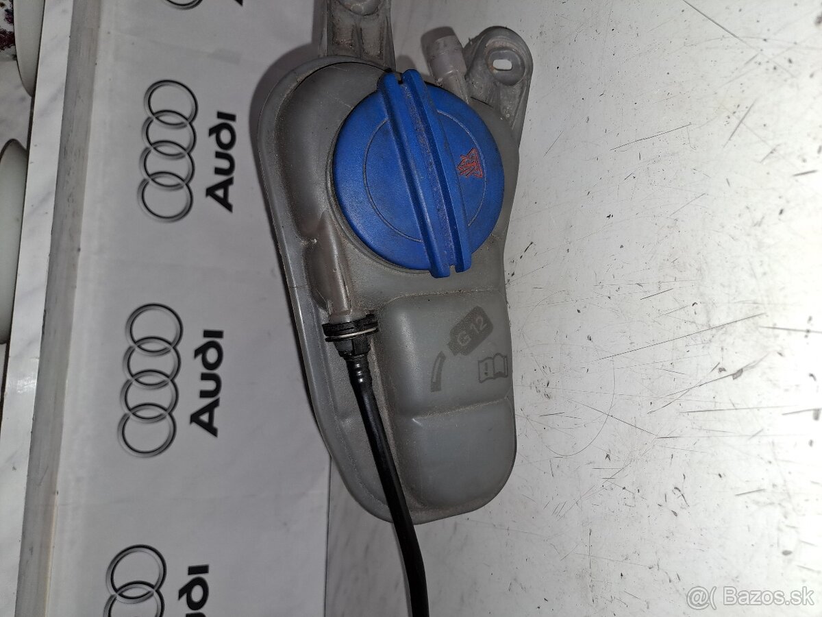 Nadrzka na vodu Audi A4 B8 - 2