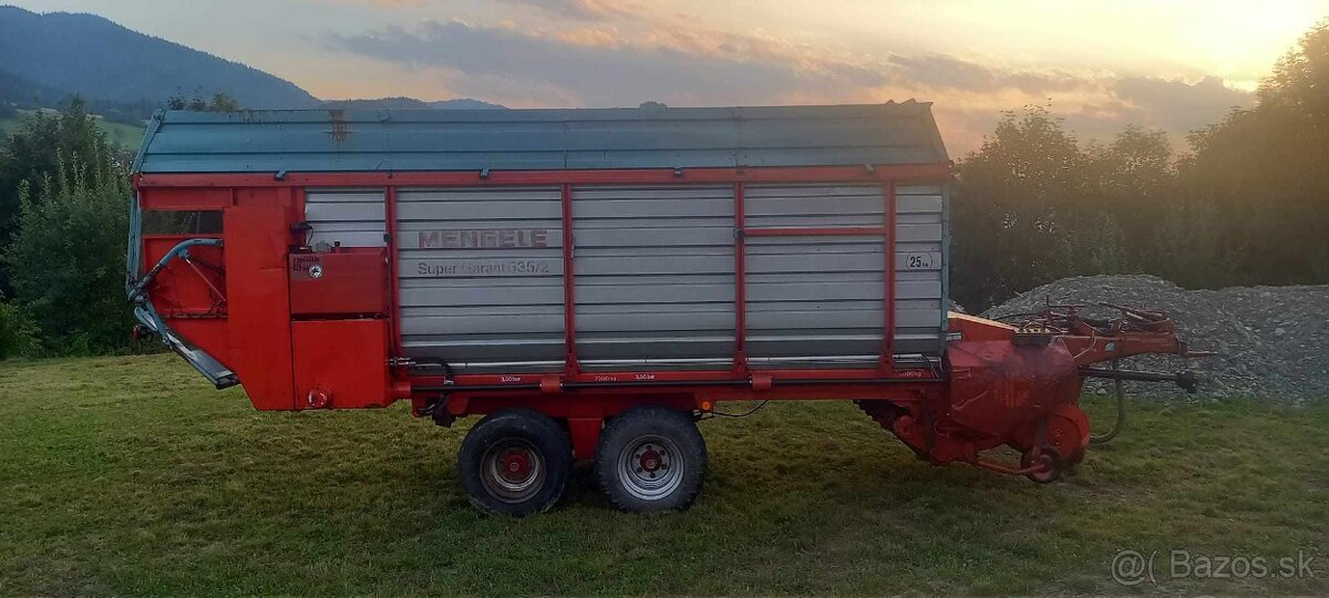 Samozberací voz Mengele na senáž . - 2