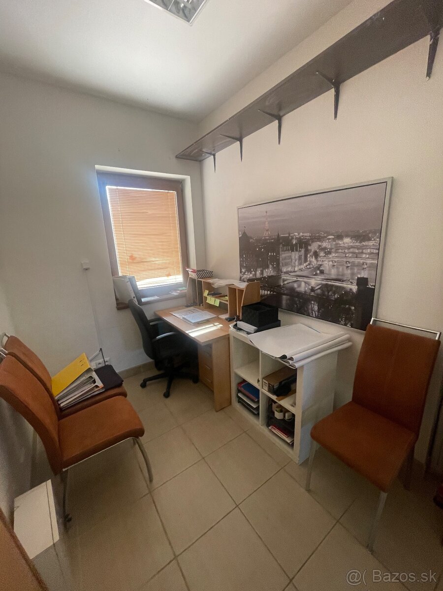 Kancelária / priestor v centre Malaciek na prenájom. - 2