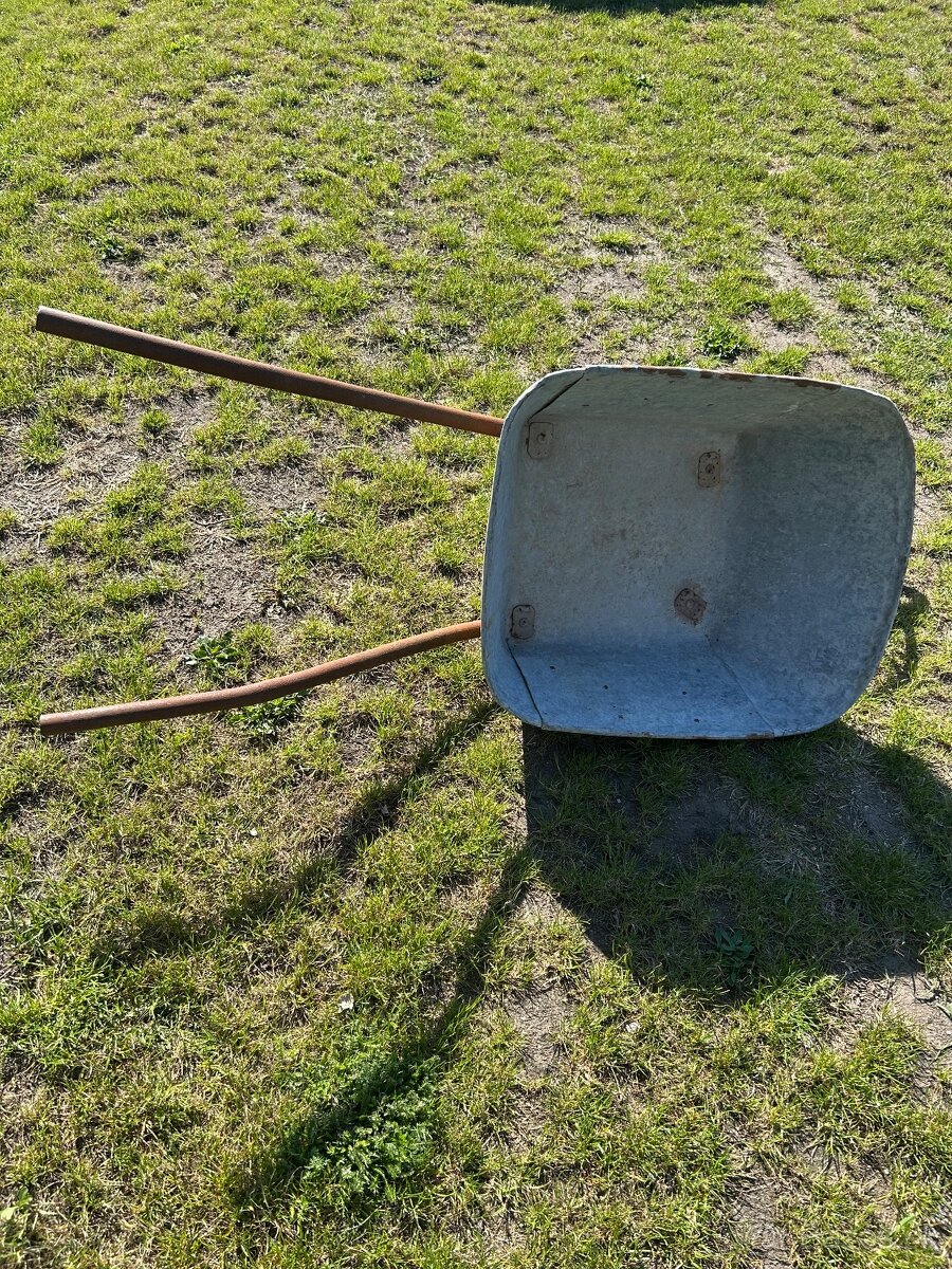 Starý plechový fúrik - táčka - 2