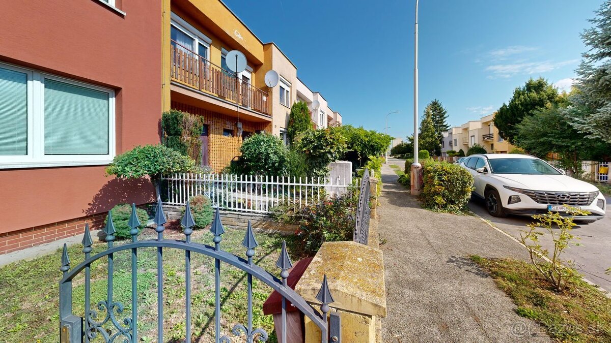 PINK Reality Na predaj útulný 4-izbový rodinný dom v Šali – - 2