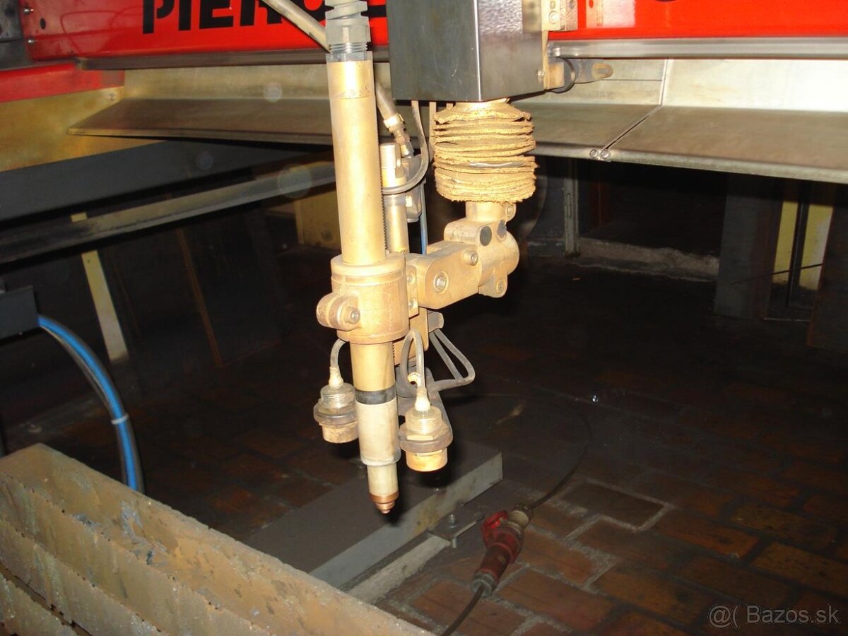 Plazmový řezací stroj Pierce Scorpion 2000 - 2