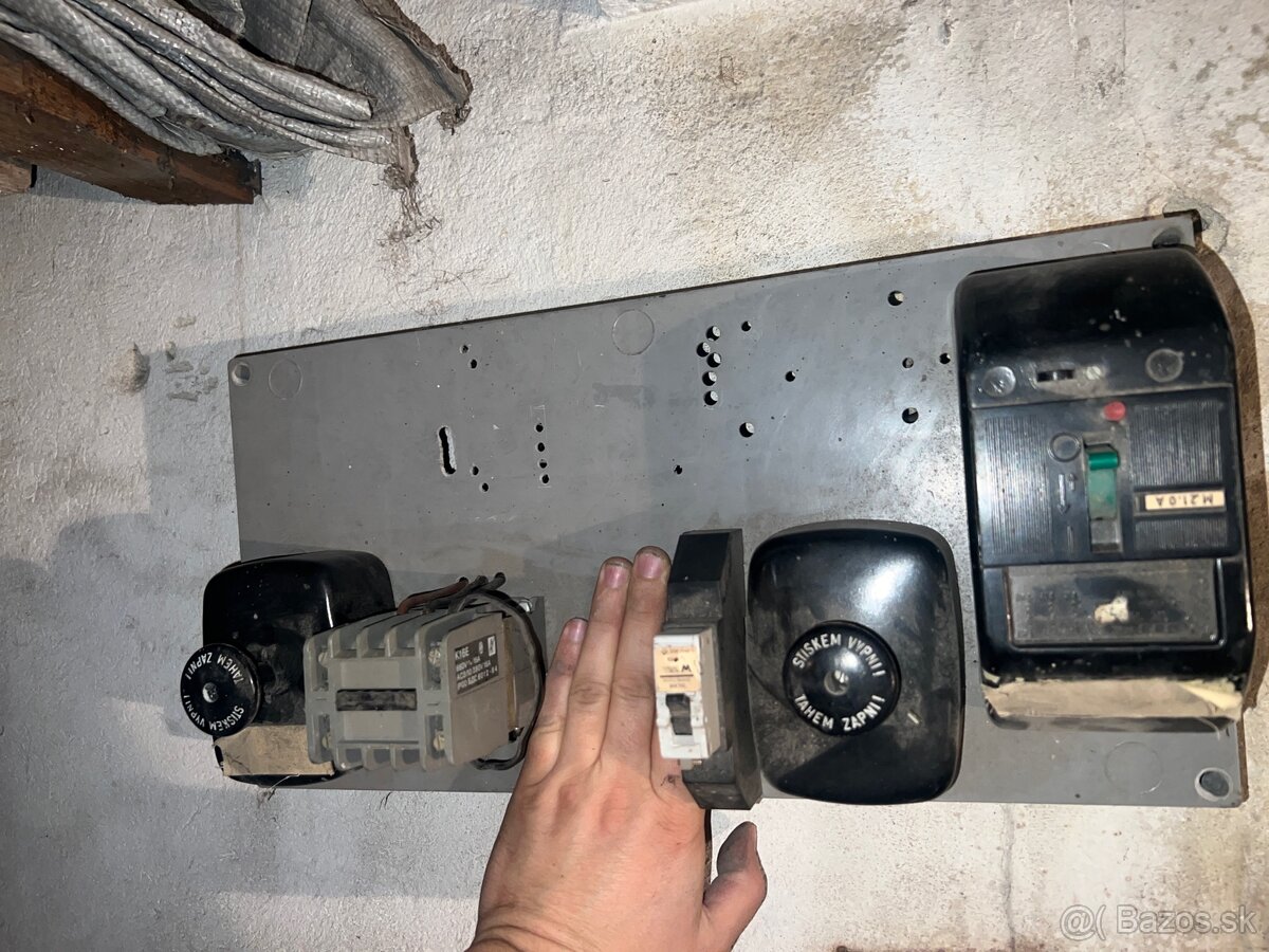 Starý elektrický rozvádzač / panel - 2