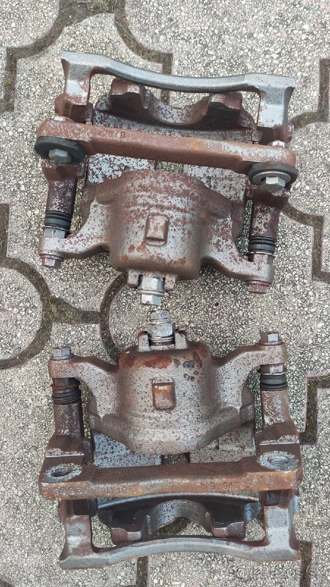 Honda Civic 8g Brzdový strmeň predny - 2