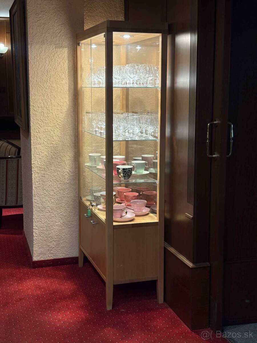 Kuchynská skriňa s osvetlením - 2