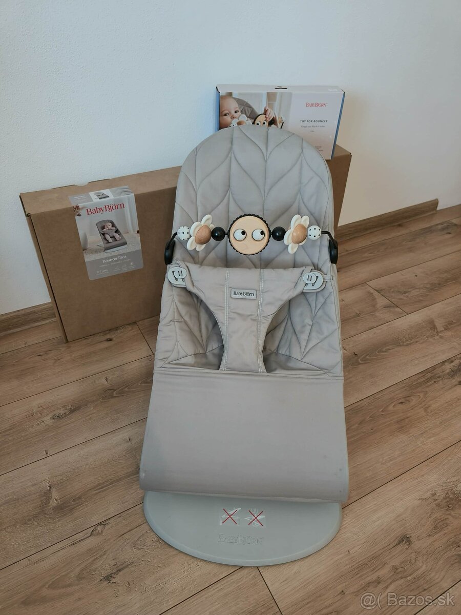 lehátko BABYBJÖRN Bliss Woven, Sand Grey s hračkou - 2
