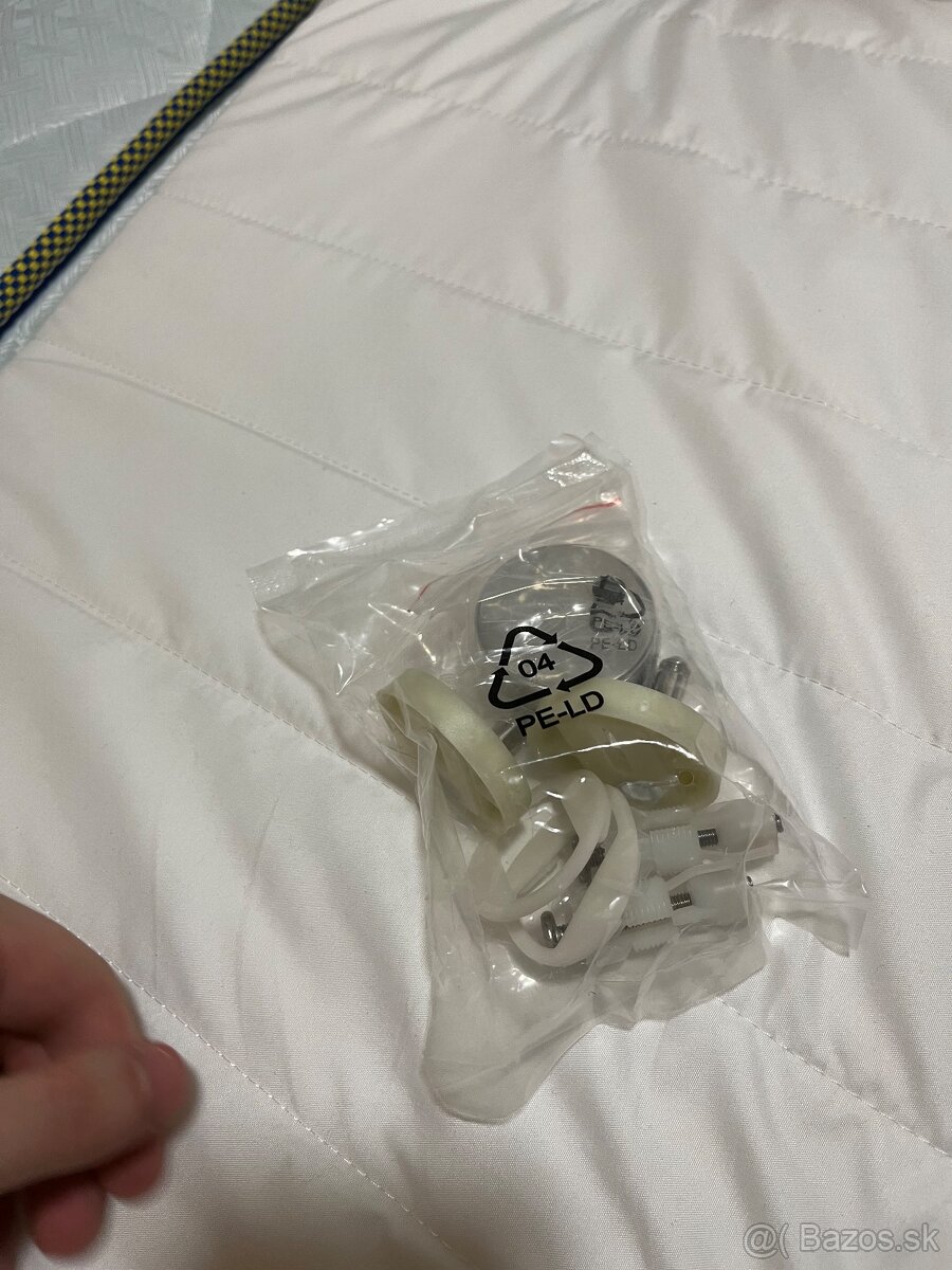 Kovové upevnenie na WC dosku – nové - 2