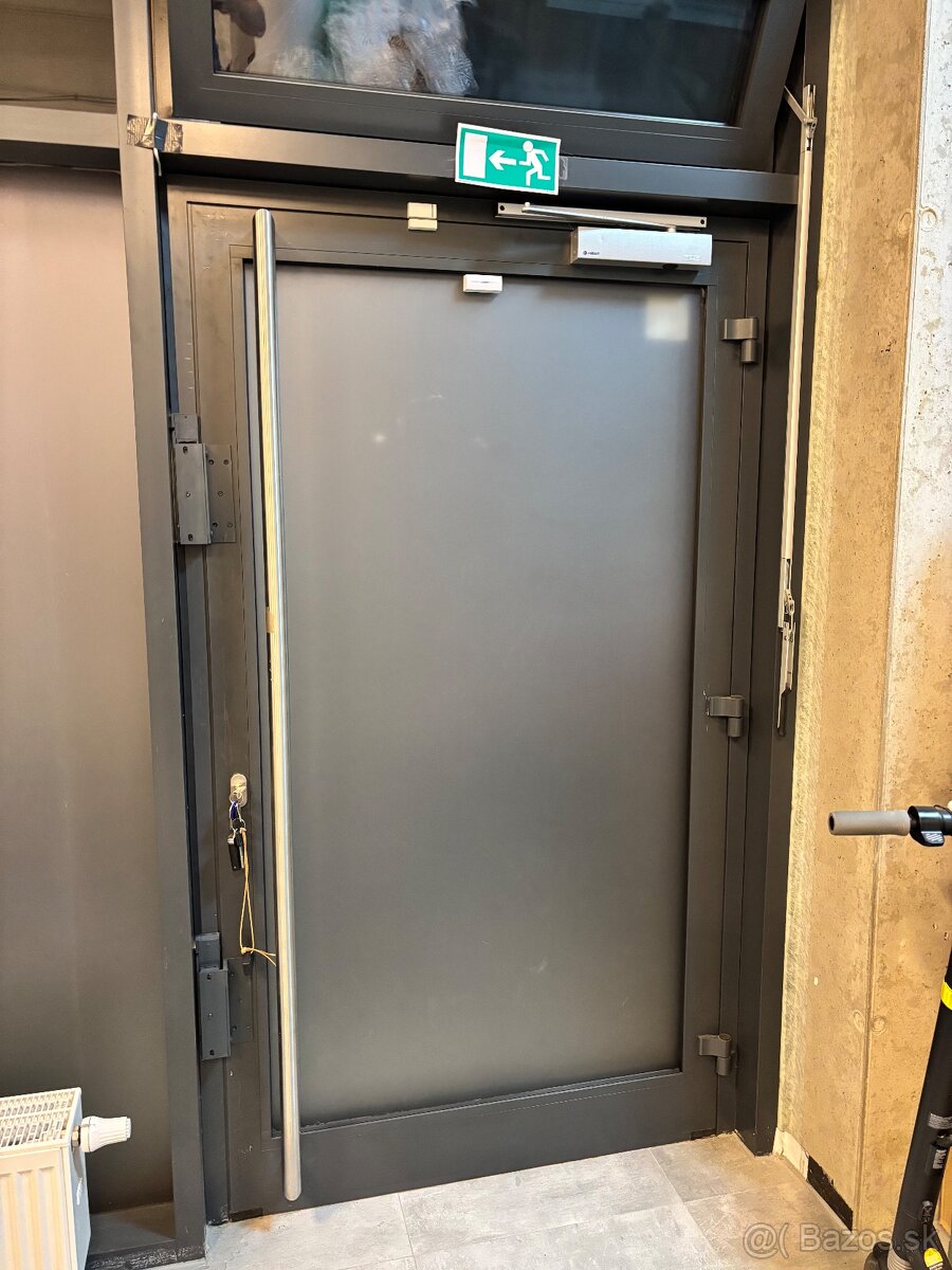 Trojsklo z novostavby - 2