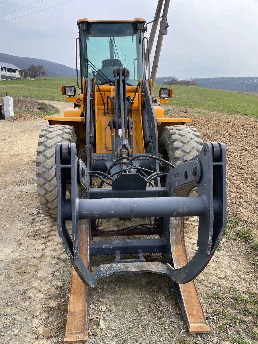 Kolesový nakladač Volvo L45 - 2