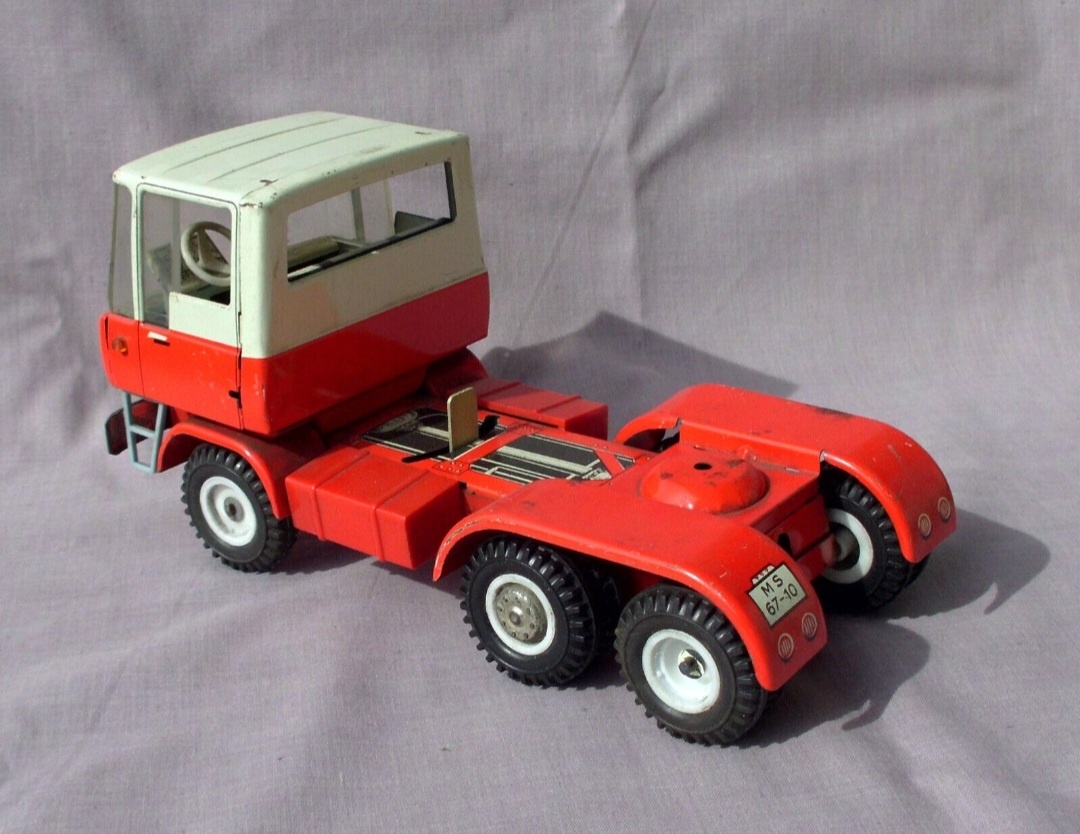 Plechový Červený ťahač MSB výrobca DDR - 2