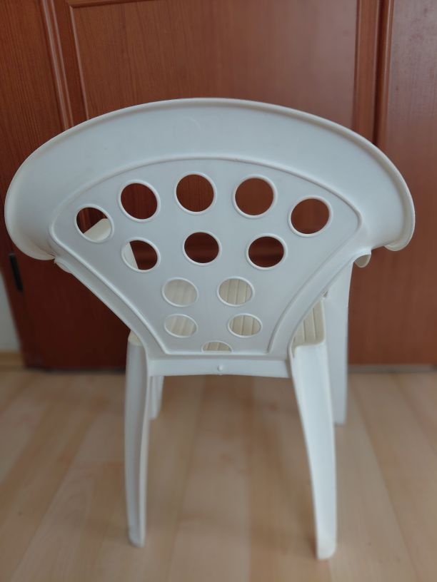 Biela plastová stolička - 2