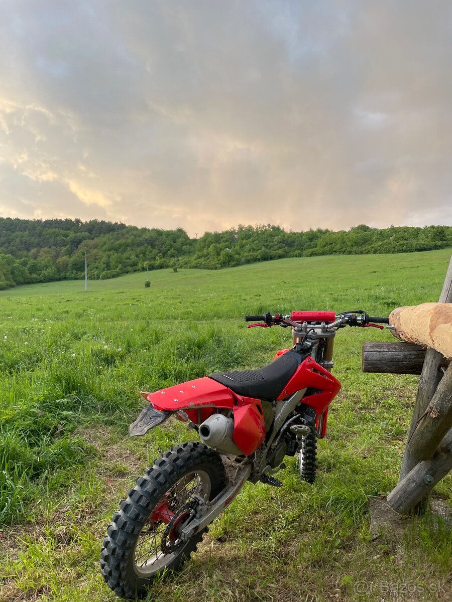 Predám Hondu crf 450 r, Moto má ŠPZ.