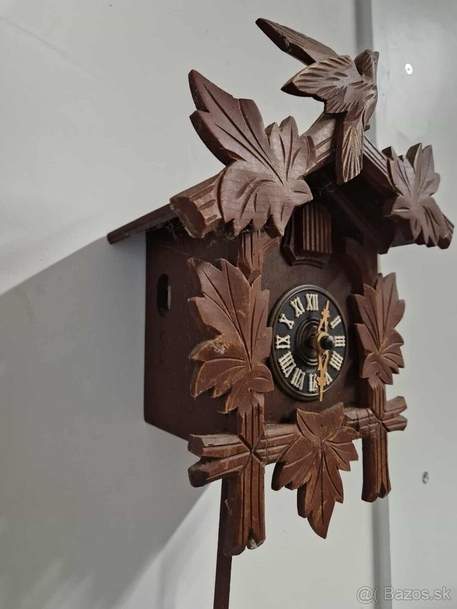 Dvoje nástenné hodiny - 2