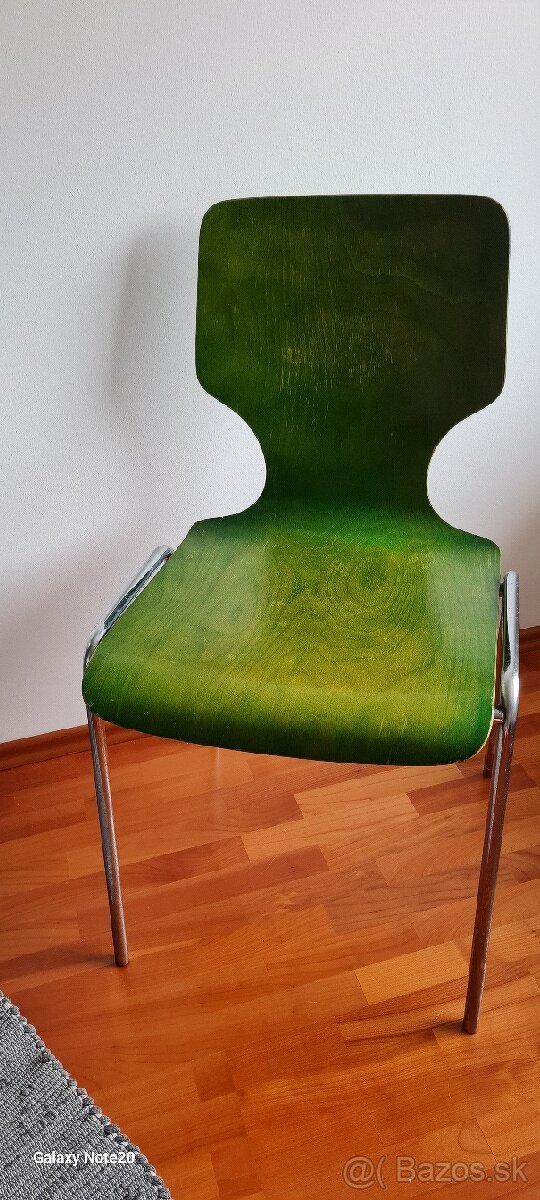 Drevená stolička s chrómovanou konštrukciou
- 2