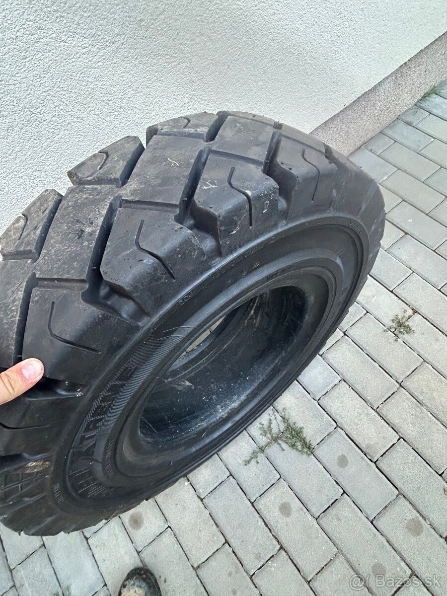 plne gumy na 8,25-15 - 2