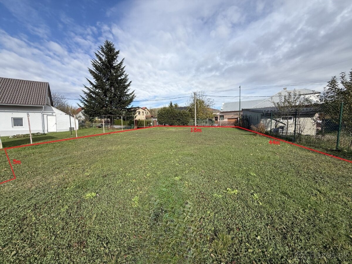 Slnečný stavebný pozemok 689 m² - Hôrky (18m x 43m) - 2