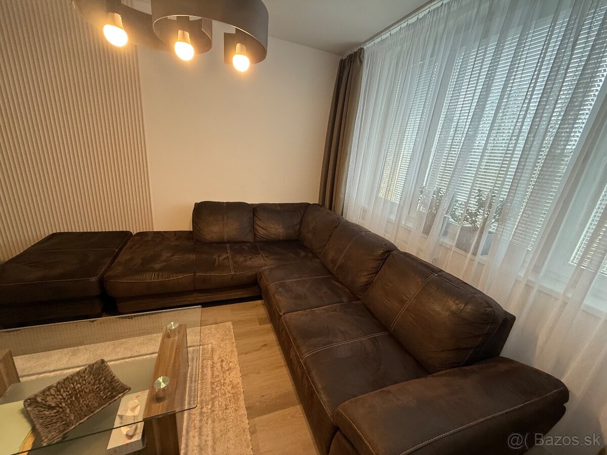 Predám rozťahovaciu rohovú sedačku s otomanom - 2