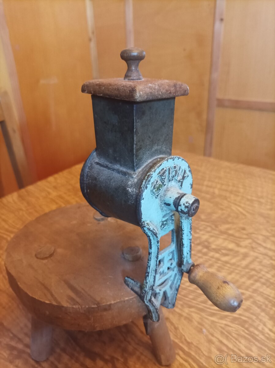 Predám starožitný mlynček na orechy - 2