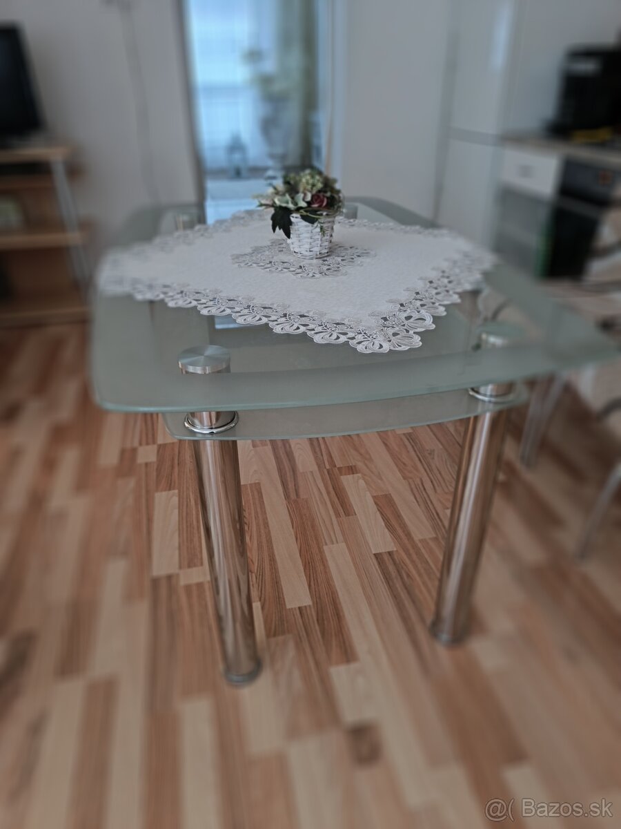Jedalensky stôl s chrómovanymi nohami - 2