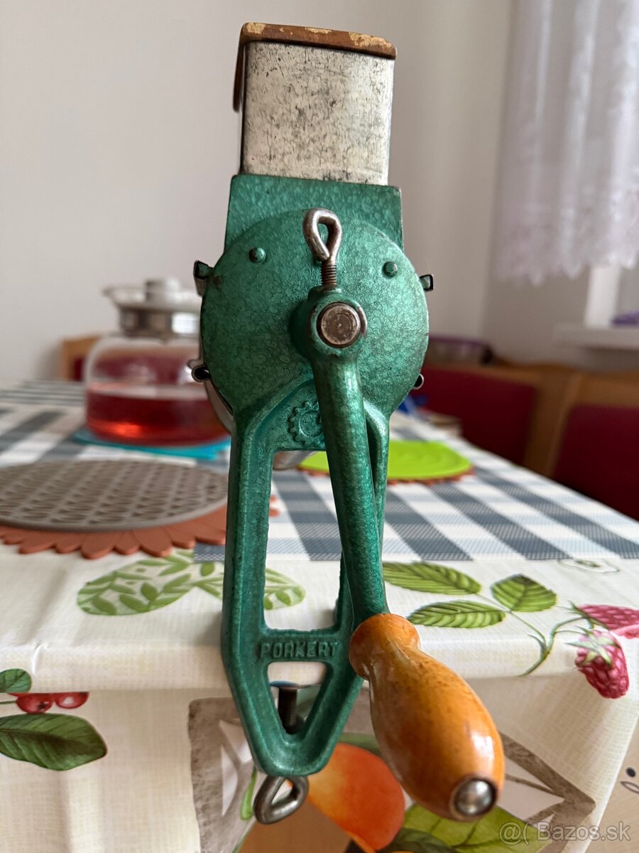 Retro mlynček na orechy a strúhanku - 2