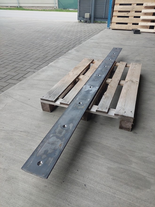 Obojstranný hardoxový brit na Manitou - 2