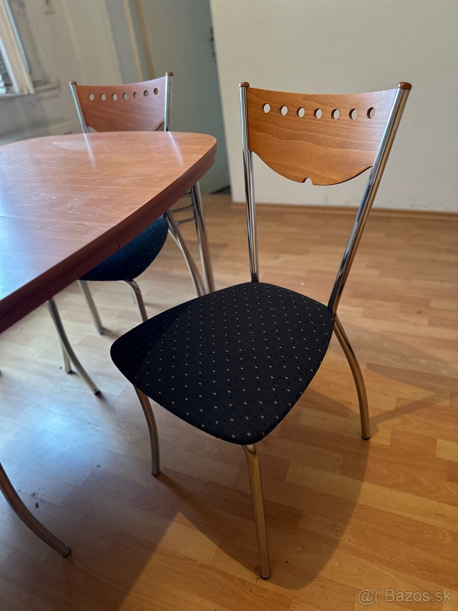 Jedálenský set – stôl + 4 stoličky – 120 € - 2