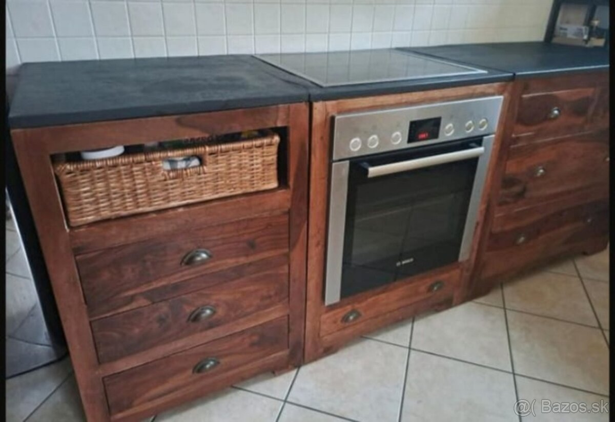 Tmavá kuchyně z masivu se spotřebiči, 5285 - 2