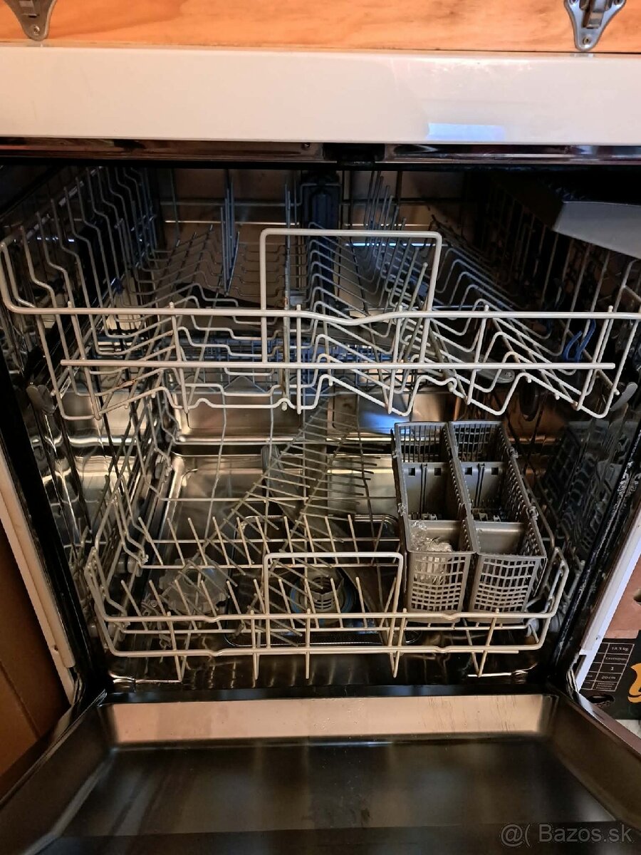Samo stojaca Bosch myčka funkčná. - 2