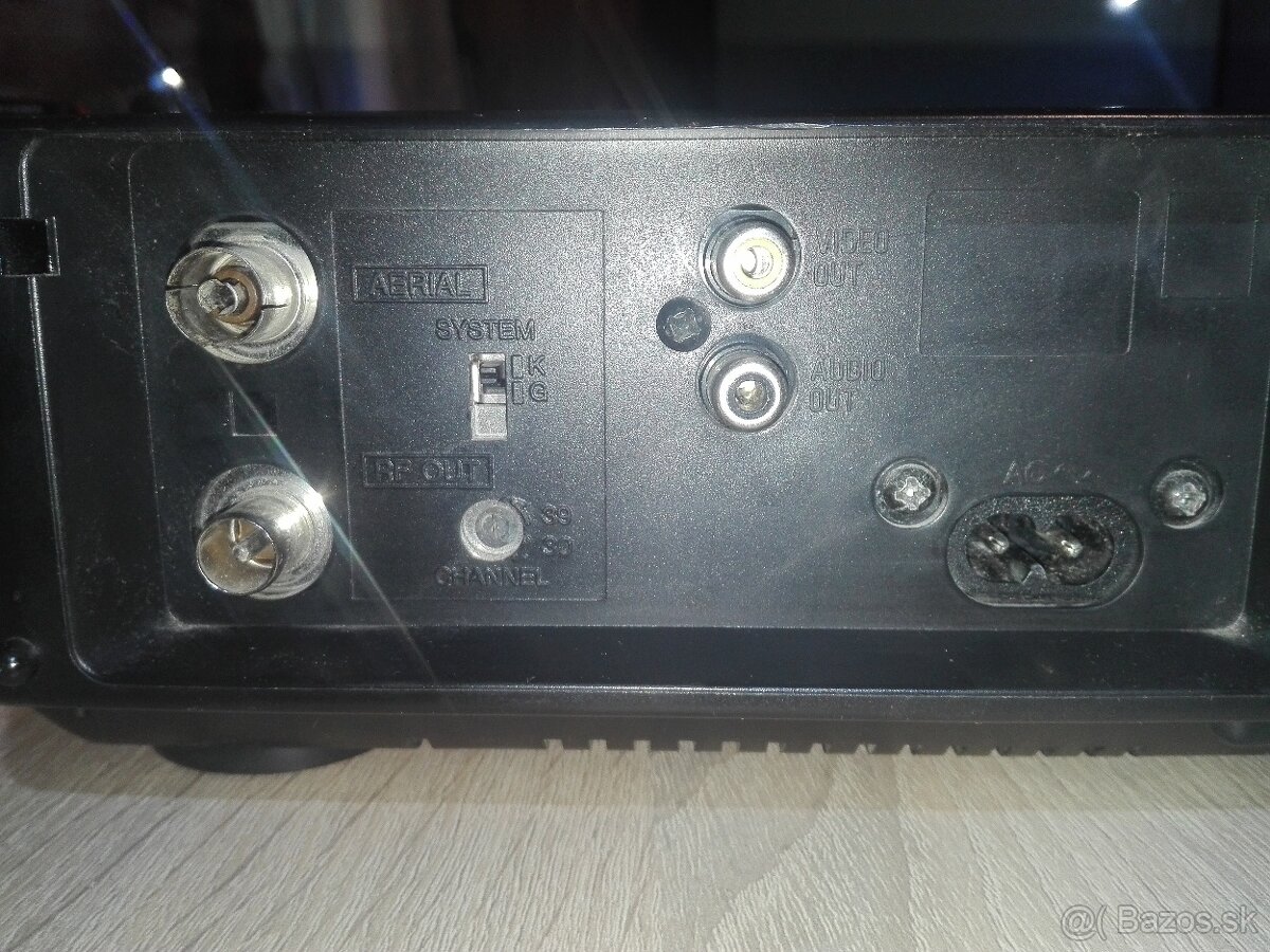 VHS videoprehrávač AIWA+TV farebné, 14“. - 2