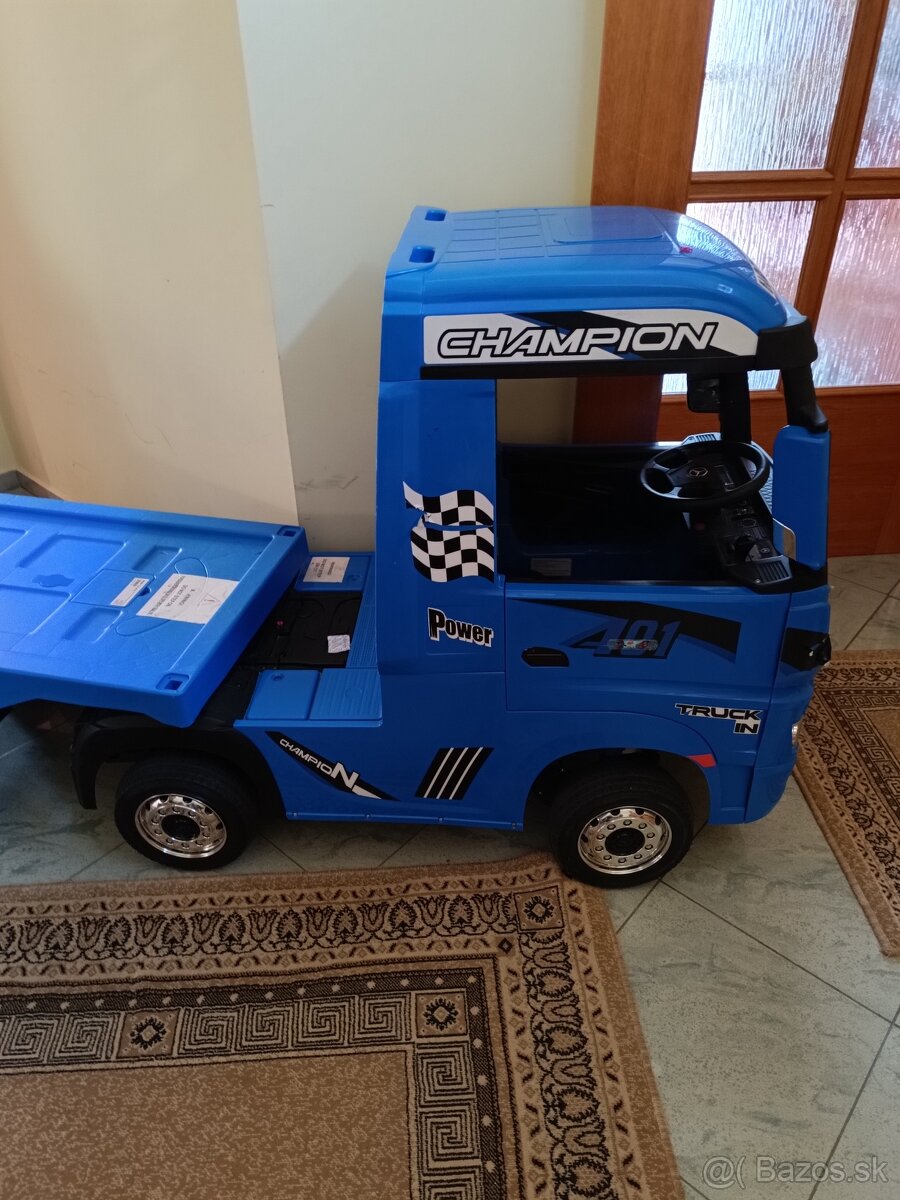 Kamión modrý s prívesom - 2