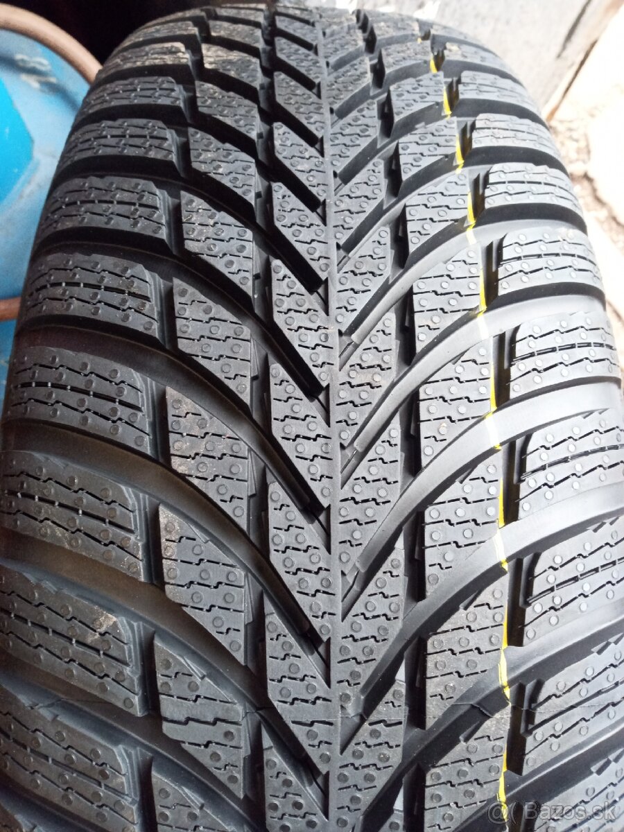 215/65 R17 103 H Nokian zimné - 2