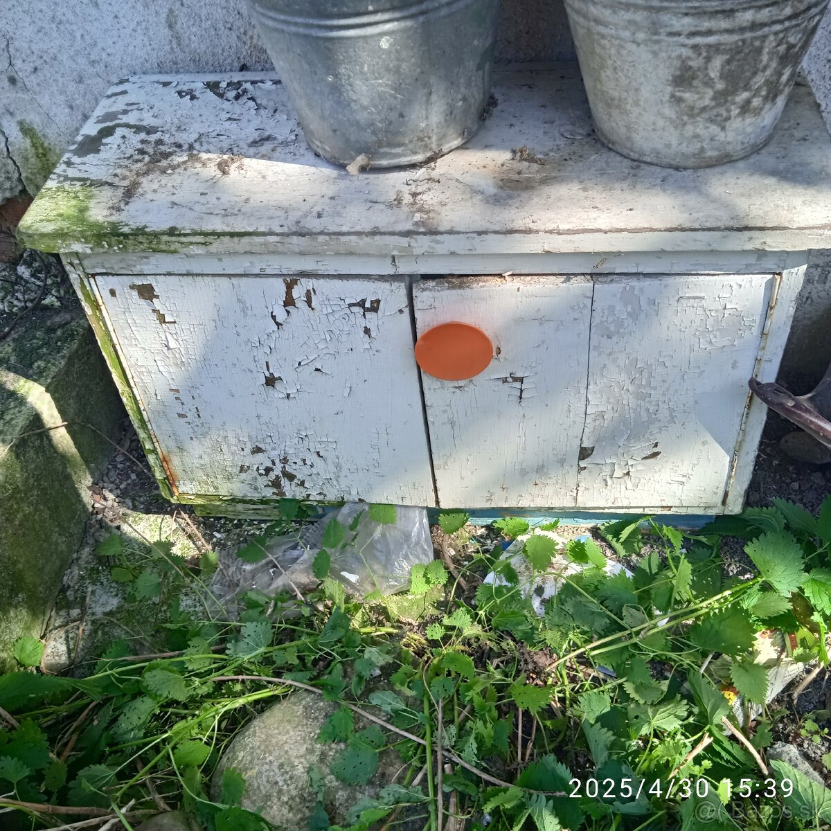 Predám stolík za 10€.a dve skrinky i konferenčné stolíky - 2