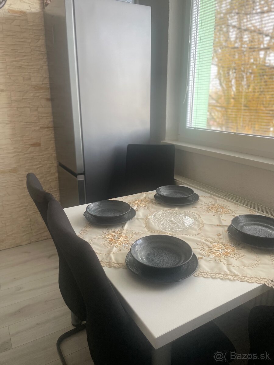 Jedálenský, kuchynský stôl a stoličky - 2