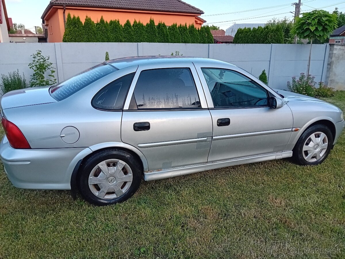 Opel Vectra 1.8 benzín 16V - 2