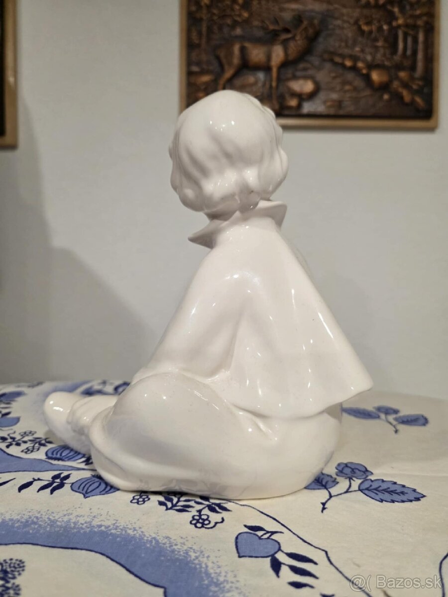 Soška Sediaci chlapček Keramia Kravsko - 2