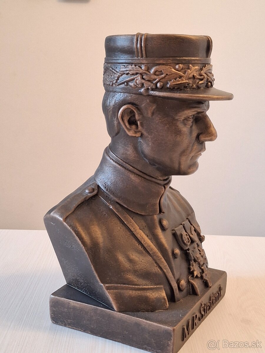 Predam bustu Štefánika - 2