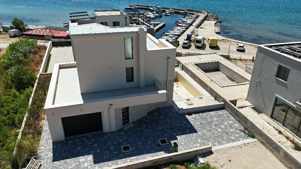 Vila na pláži, Privlaka, bazén, pozemok 4,8á, najvyhľadávane - 2