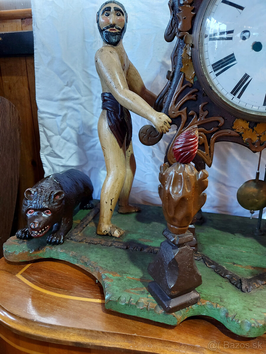 Predám funkčné starožitné hodiny polychrovaná drevorezba hod - 2