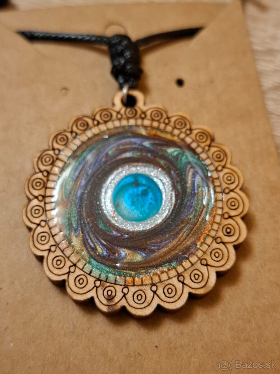 Drevené prívesky zo zivice - 2